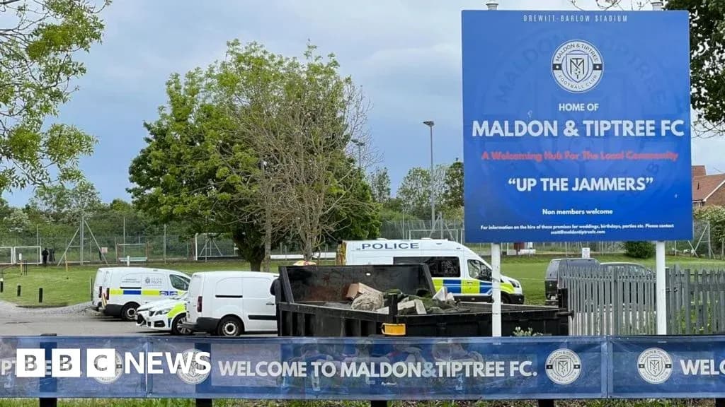 Знак клуба Maldon & Tiptree FC на стадионе