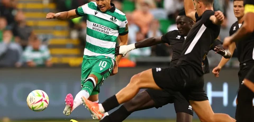 Игрок Shamrock Rovers в борьбе за мяч
