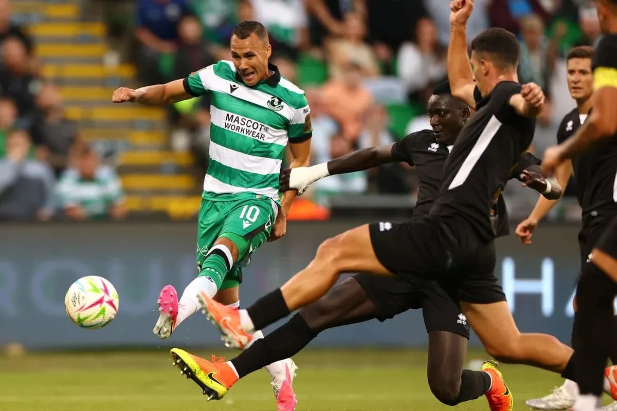 Игрок Shamrock Rovers в борьбе за мяч