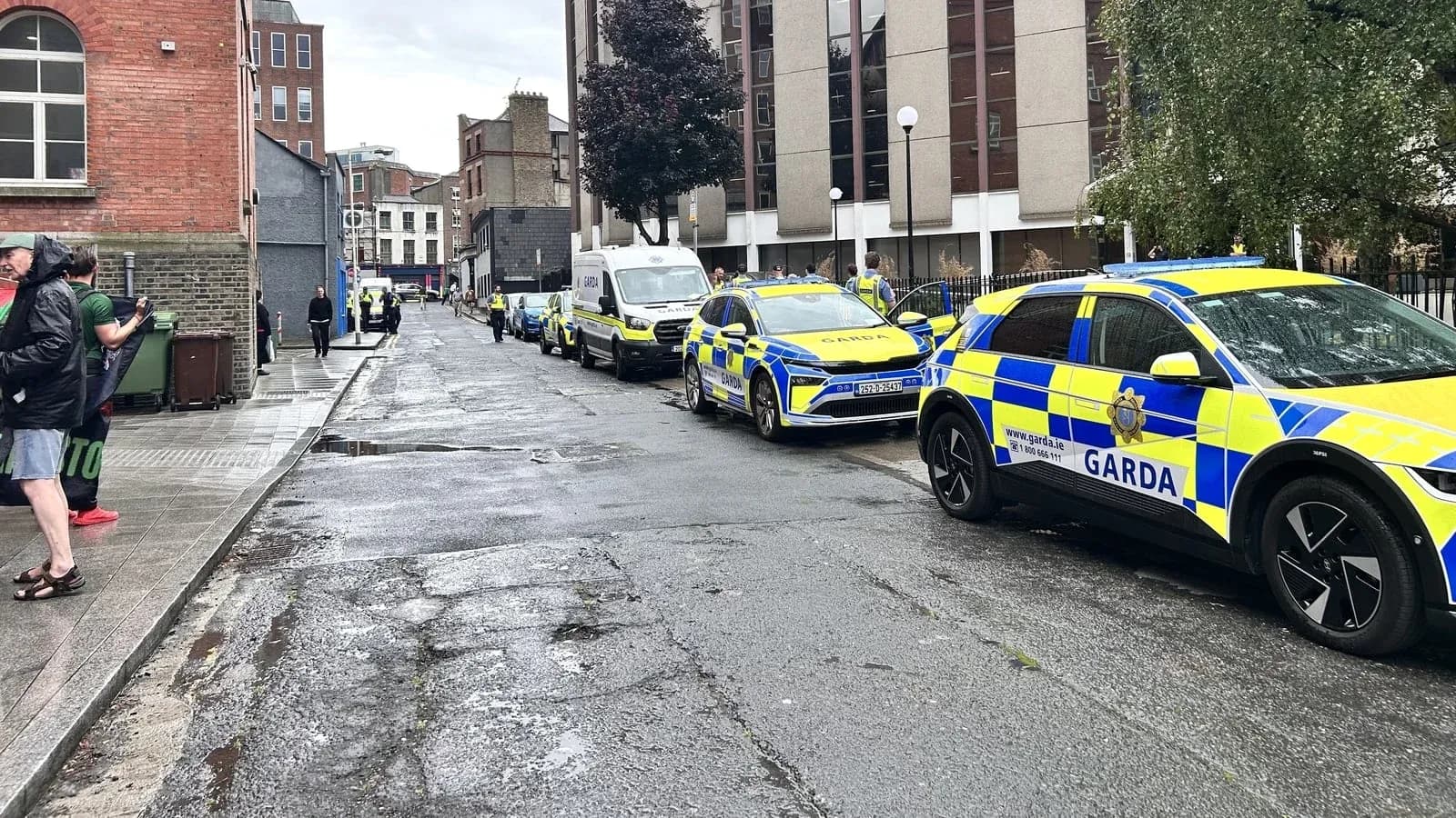 Полицейские машины Garda на улице во время операции