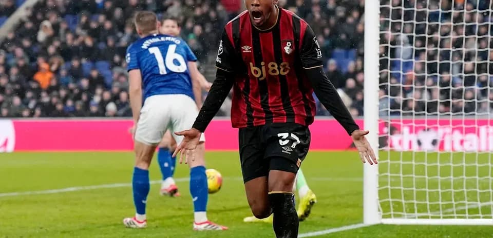 Игрок Bournemouth празднует гол на поле