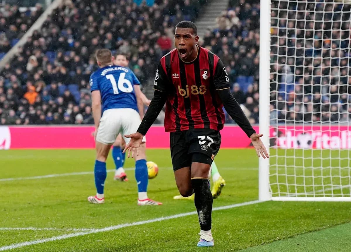 Игрок Bournemouth празднует гол на поле