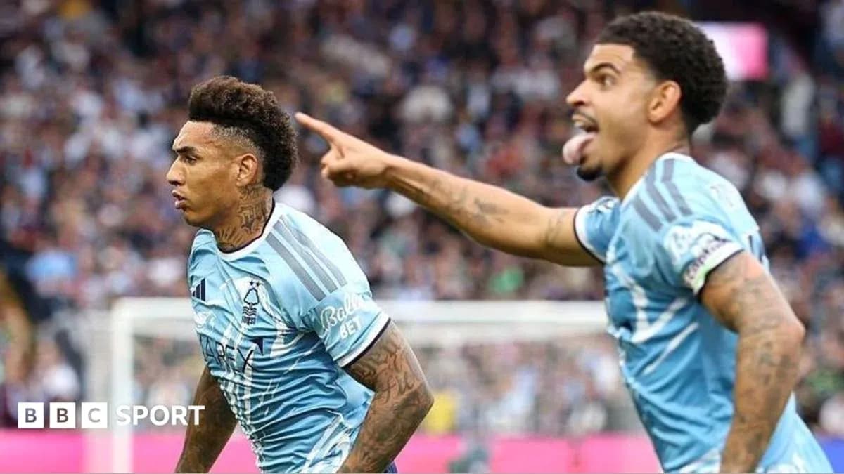 Игроки Nottingham Forest празднуют гол на поле