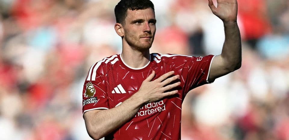 Игрок с поднятой рукой на стадионе
