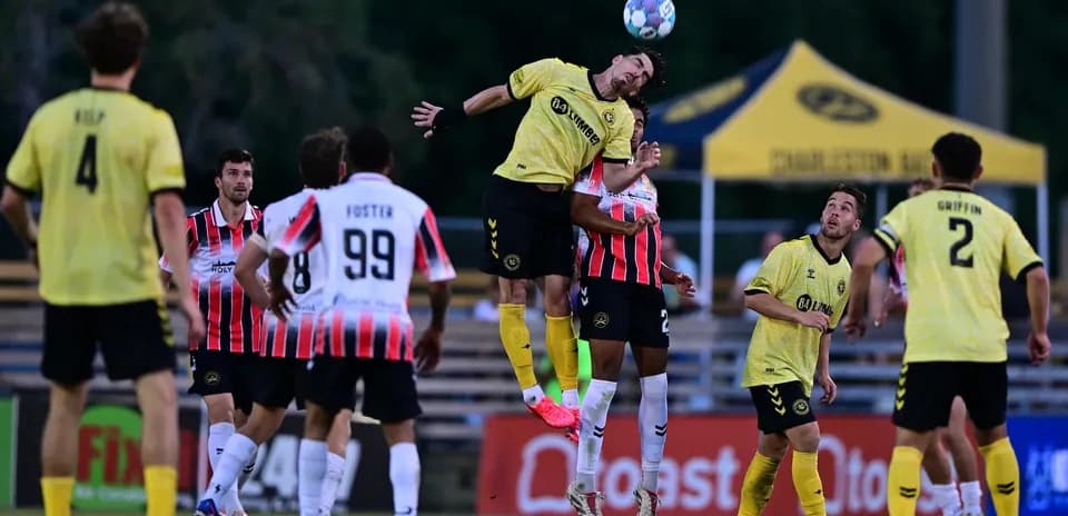 Игроки Charleston Battery и Pittsburgh Riverhounds в действии