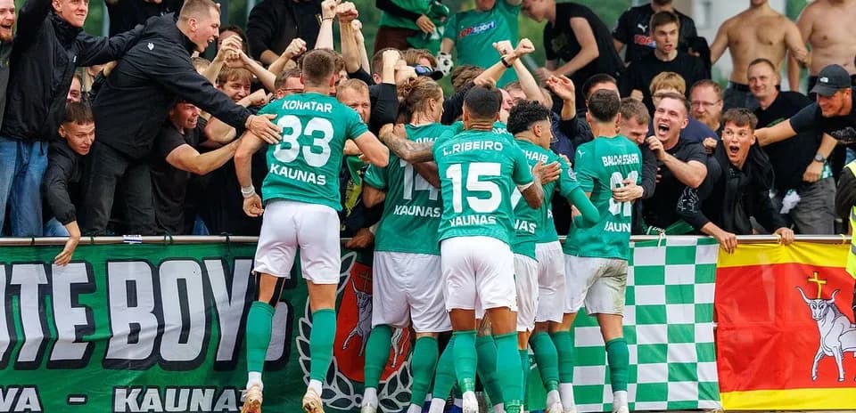 Игроки Каунаса празднуют гол с болельщиками