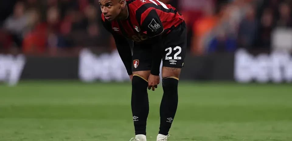 Игрок Bournemouth наклонился на поле во время матча