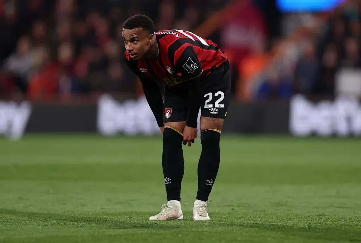 Игрок Bournemouth наклонился на поле во время матча