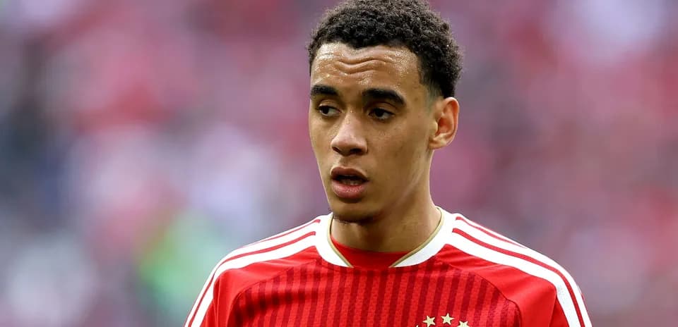 Игрок в красной форме FC Bayern на стадионе