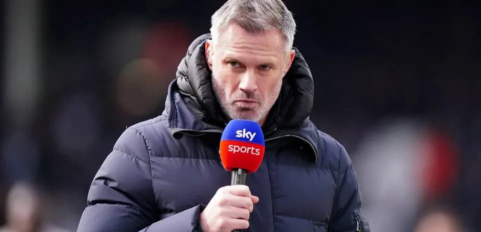 Комментатор с микрофоном Sky Sports на поле