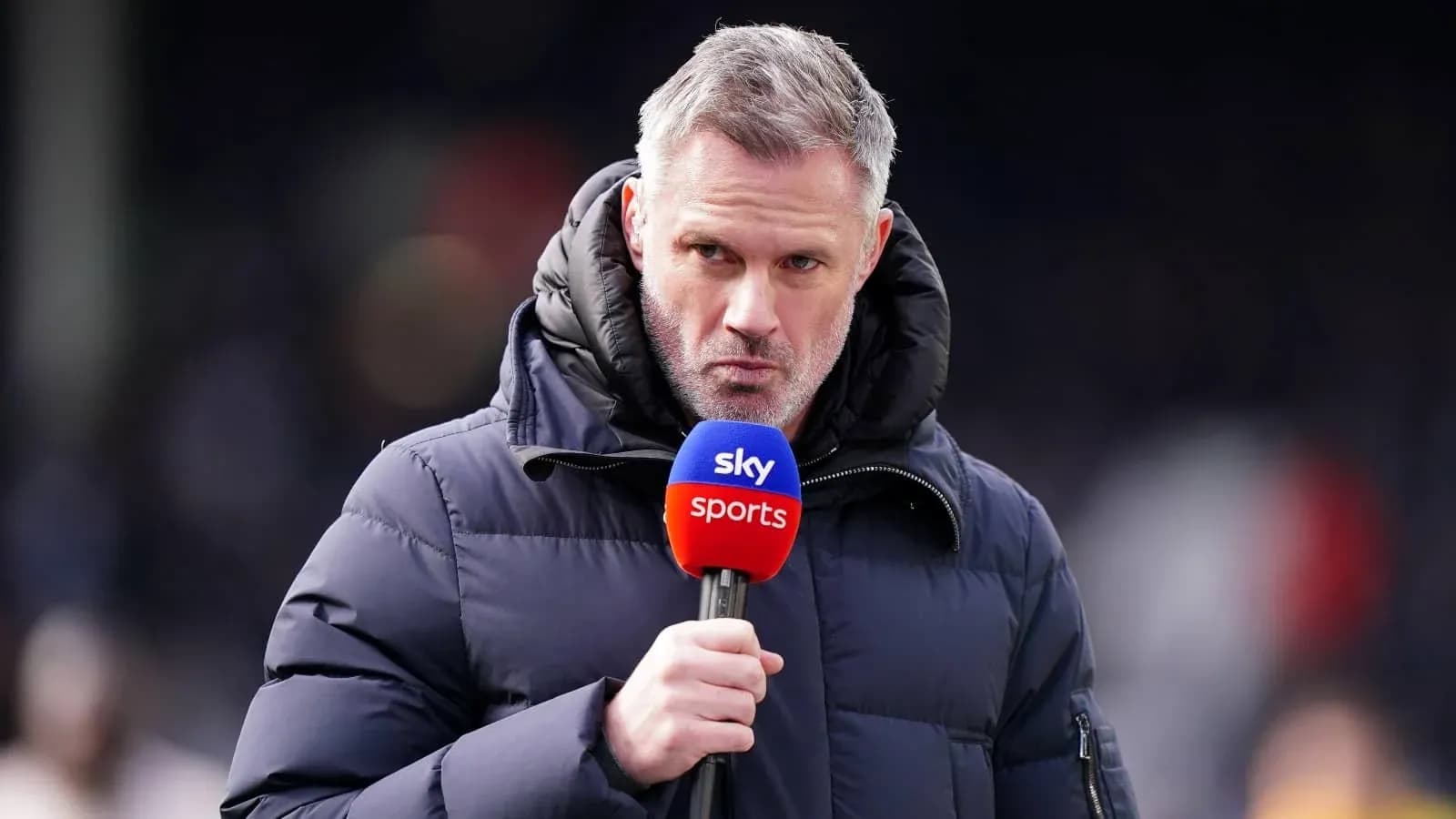 Комментатор с микрофоном Sky Sports на поле