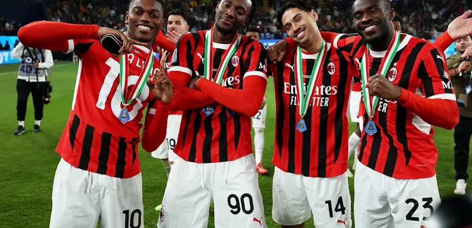 Игроки AC Milan празднуют с медалями после матча