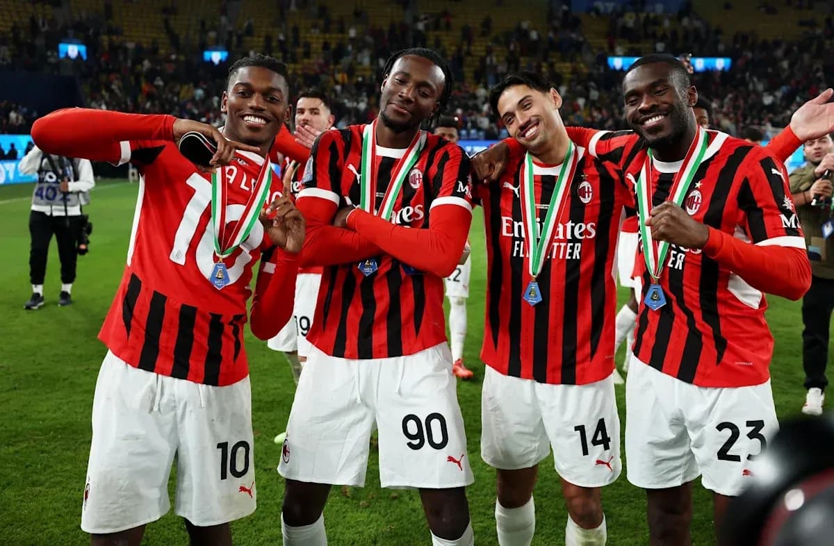 Игроки AC Milan празднуют с медалями после матча