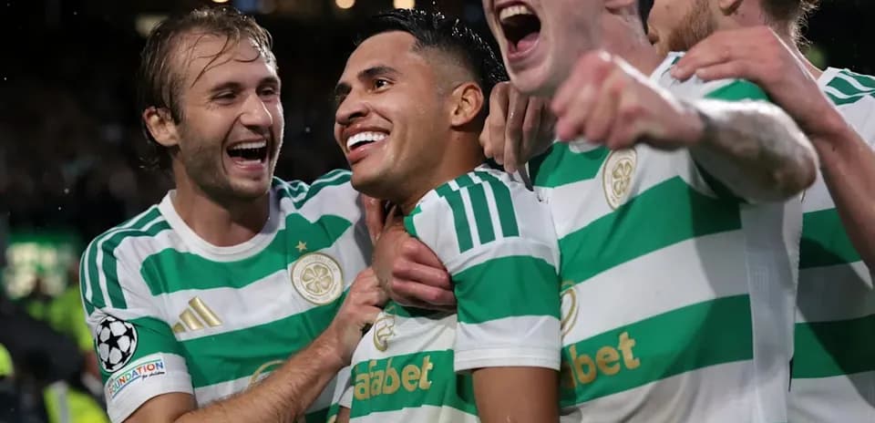 Игроки Celtic празднуют забитый гол в матче