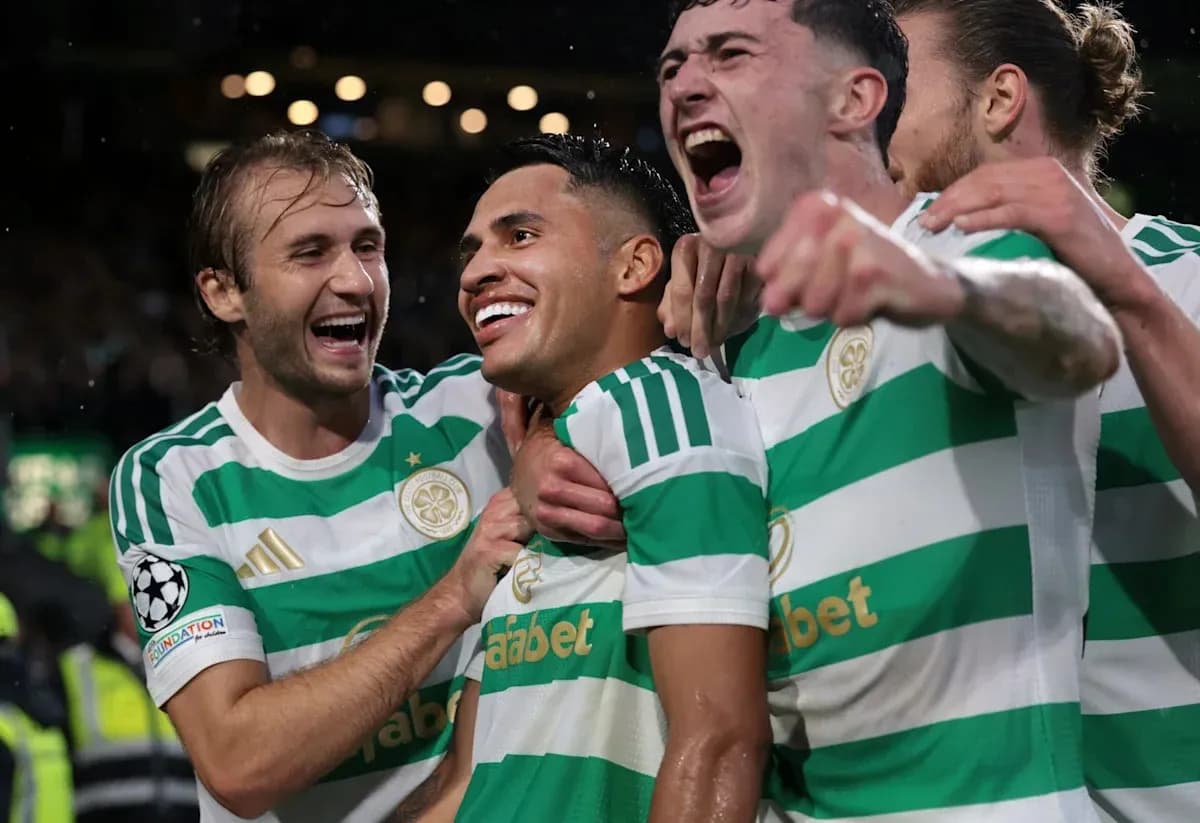 Игроки Celtic празднуют забитый гол в матче