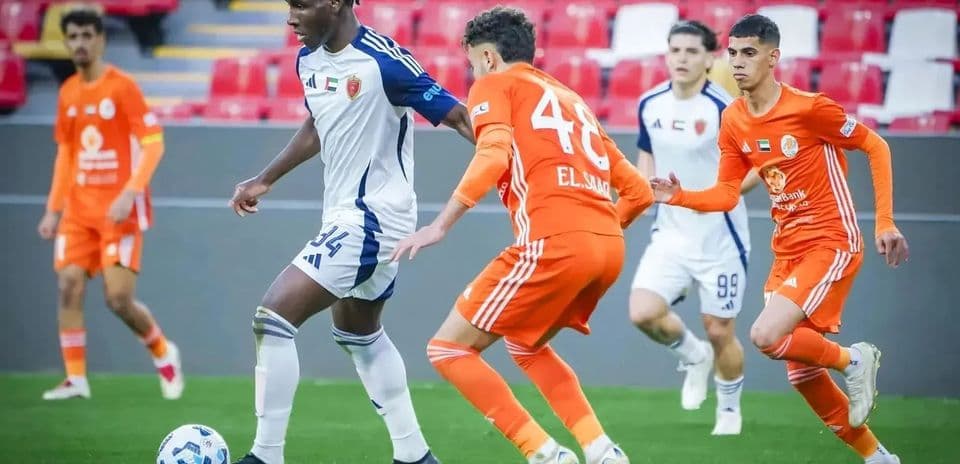Игроки Khorfakkan U23 и Al Sharjah U23 на поле