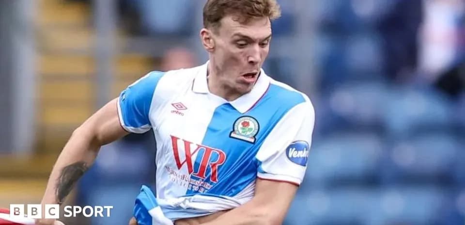 Игрок команды Blackburn Rovers в процессе игры