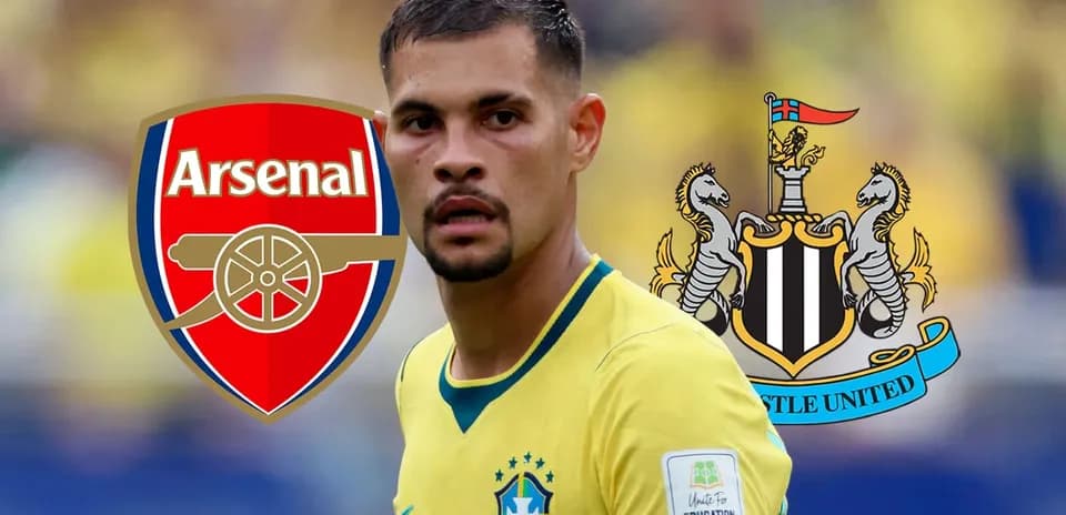 Игрок сборной Бразилии с логотипами Arsenal и Newcastle