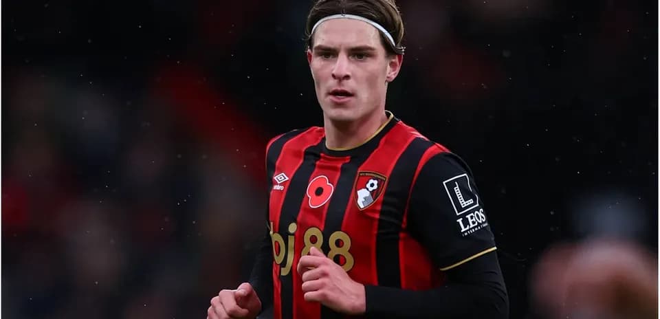 Игрок AFC Bournemouth в форме с красными и черными полосами