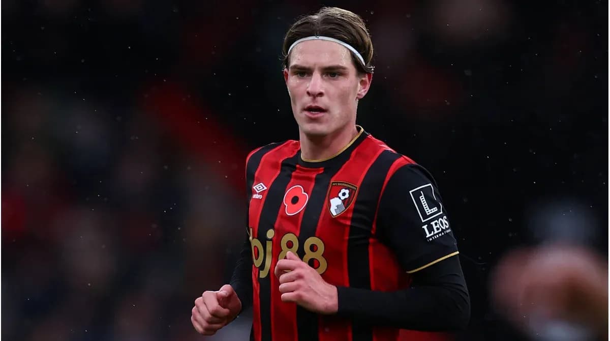 Игрок AFC Bournemouth в форме с красными и черными полосами