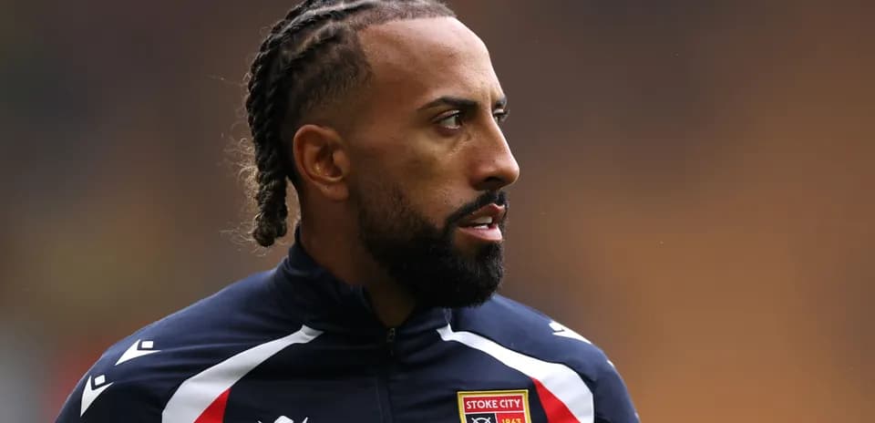 Игрок в форме Stoke City на стадионе