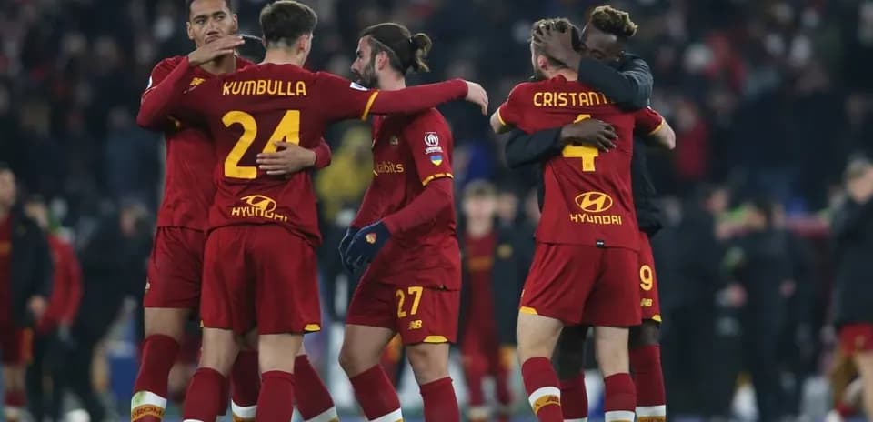 Игроки AS Roma празднуют после матча