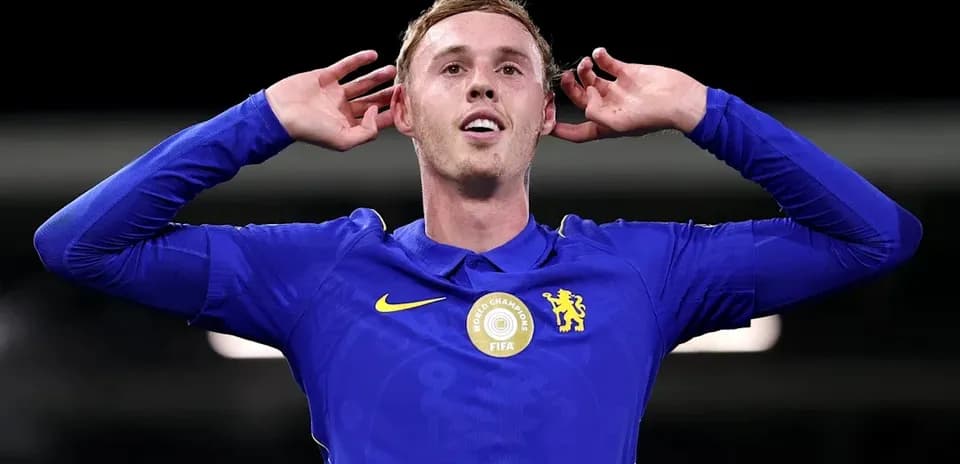 Игрок в синей форме Chelsea после забитого гола