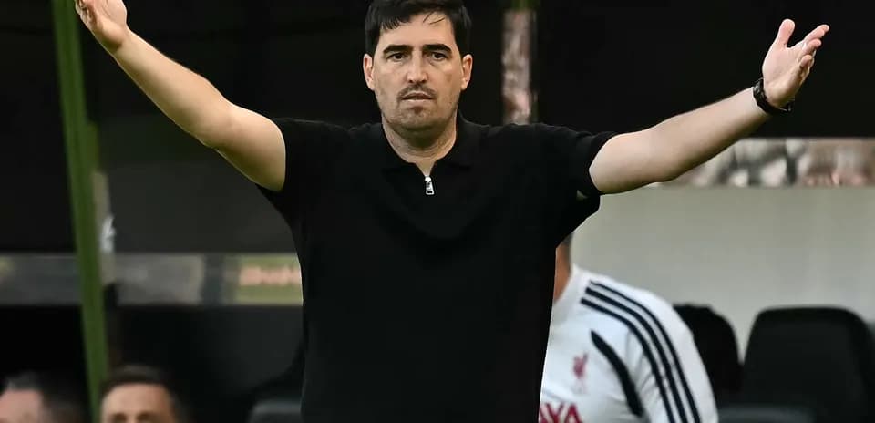Тренер подает указания во время матча