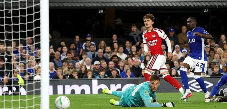 Игроки Arsenal празднуют гол в матче
