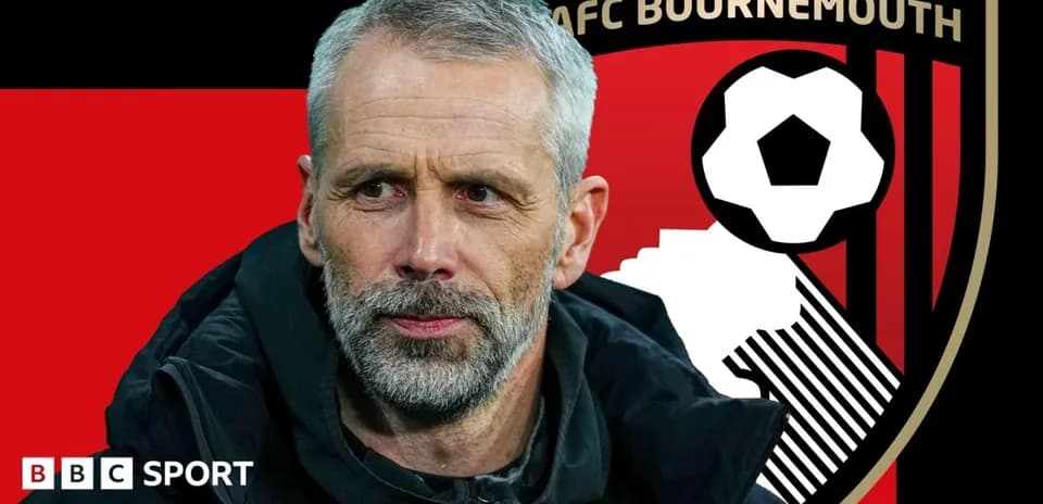 Тренер AFC Bournemouth на фоне логотипа клуба