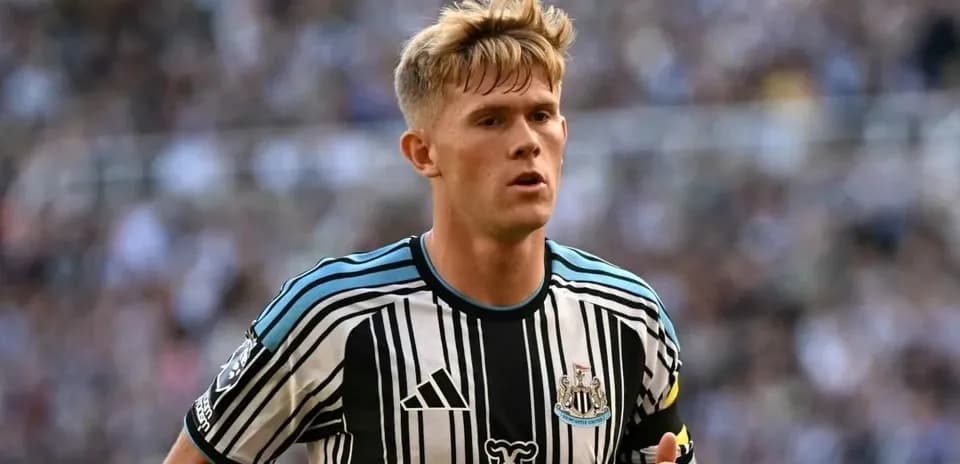 Игрок Newcastle United в черно-белой форме на поле