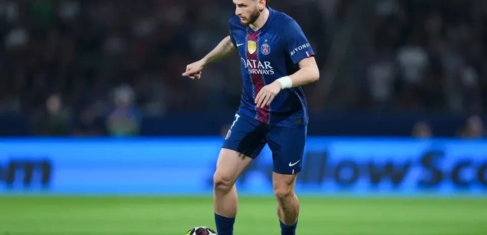 Игрок PSG с мячом на поле во время матча
