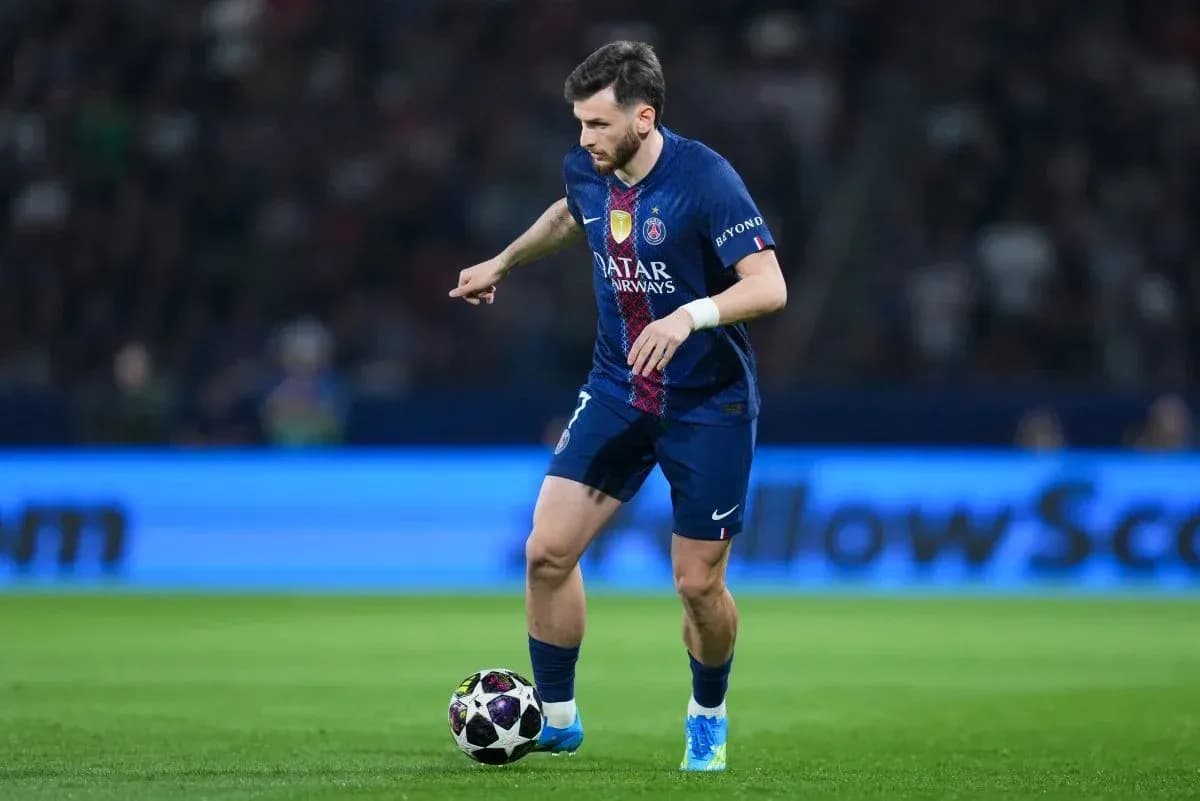 Игрок PSG с мячом на поле во время матча