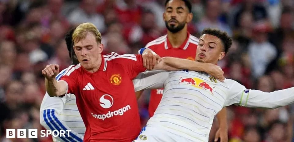 Игроки Manchester United и Leeds United в борьбе за мяч