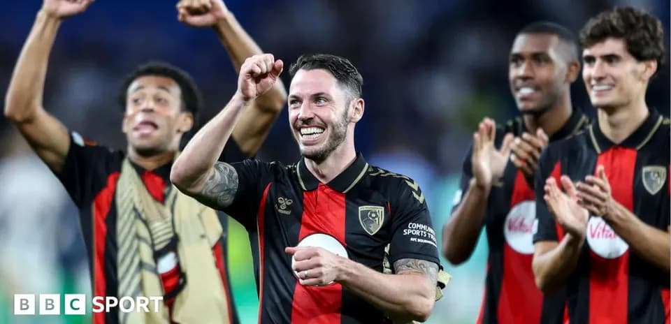 Игроки AFC Bournemouth празднуют победу на поле