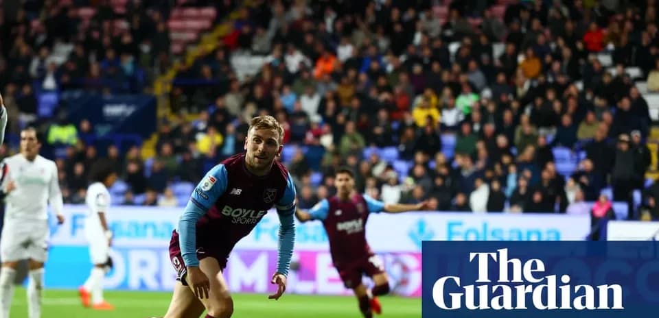 Игрок команды West Ham United на поле во время матча