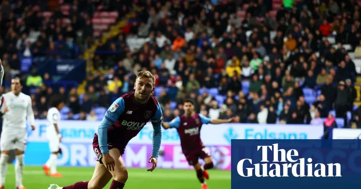 Игрок команды West Ham United на поле во время матча