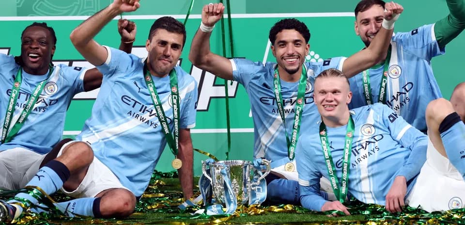 Игроки Manchester City с трофеем после победы