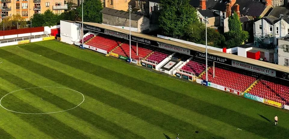 Стадион St Patrick's Athletic с трибунами и полем
