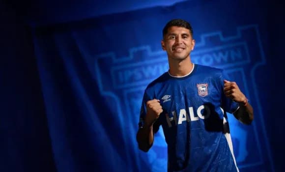 Игрок в форме Ipswich Town на пресс-конференции