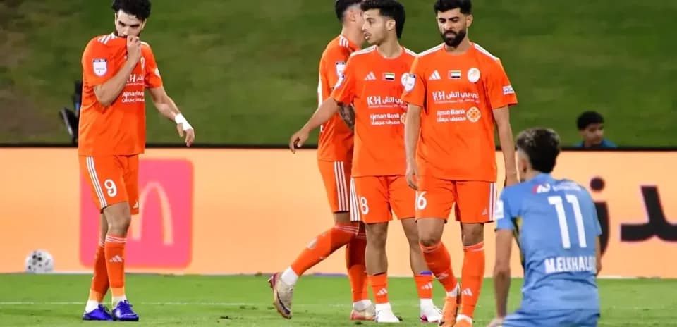 Игроки Аджмана U23 на поле во время матча