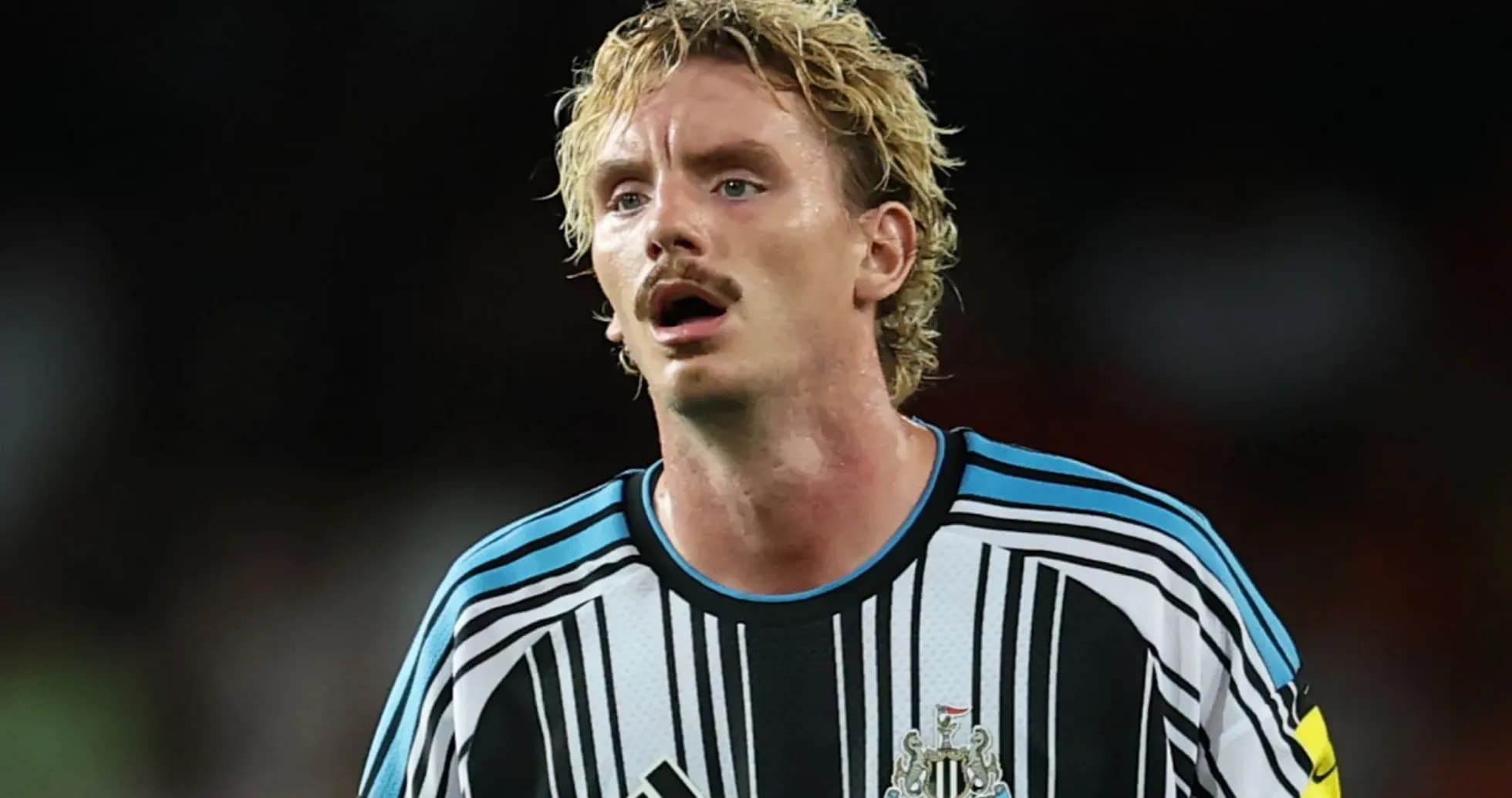 Игрок Newcastle United в футболке на поле