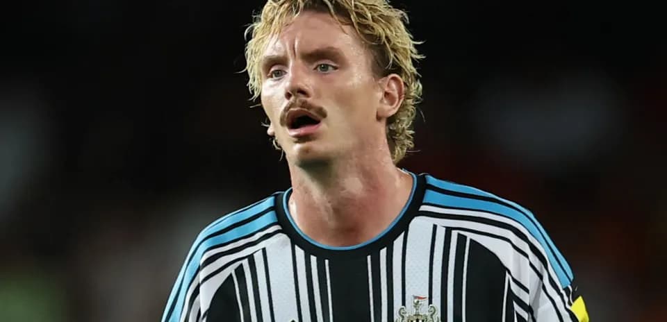 Игрок Newcastle United в футболке на поле
