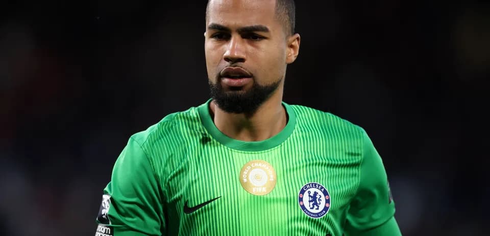 Вратарь в зеленой форме Chelsea на поле