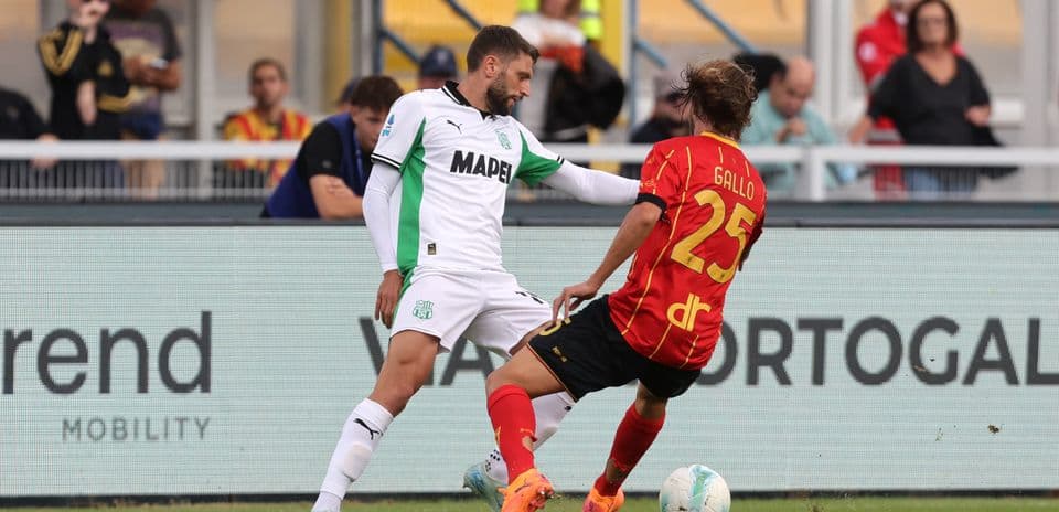 Игроки Sassuolo и Lecce в борьбе за мяч