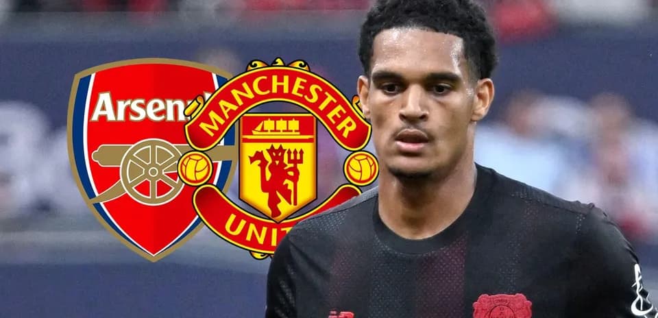 Игрок в форме Bayer Leverkusen на фоне логотипов Arsenal и Manchester United