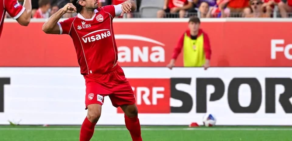 Игрок FC Thun празднует гол на поле