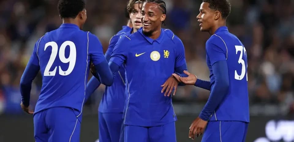 Игроки Chelsea празднуют успешный момент на поле