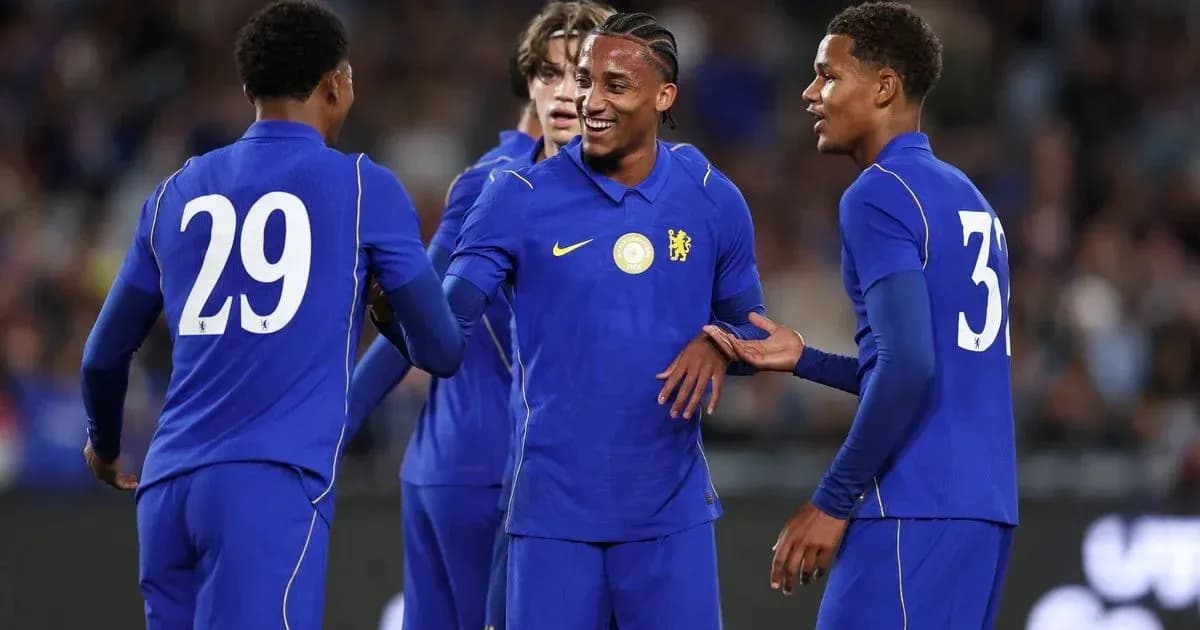 Игроки Chelsea празднуют успешный момент на поле