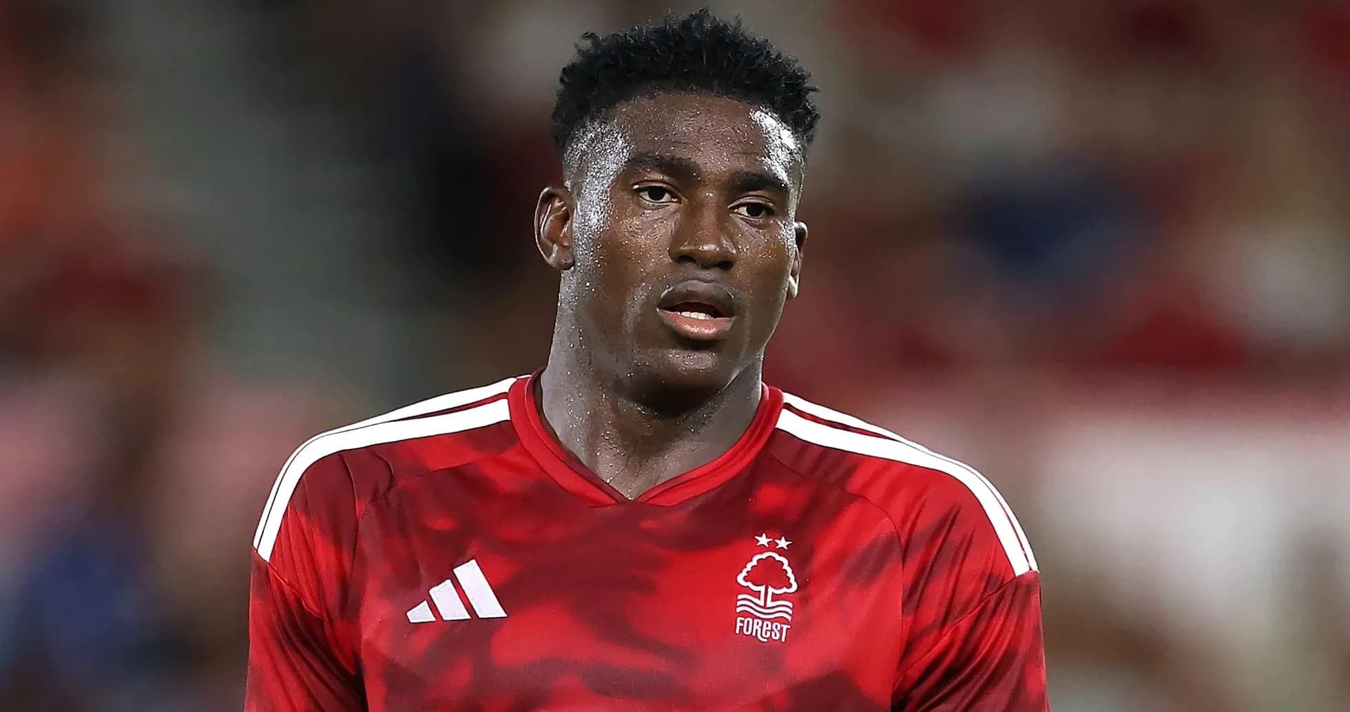 Игрок в красной форме Nottingham Forest на поле